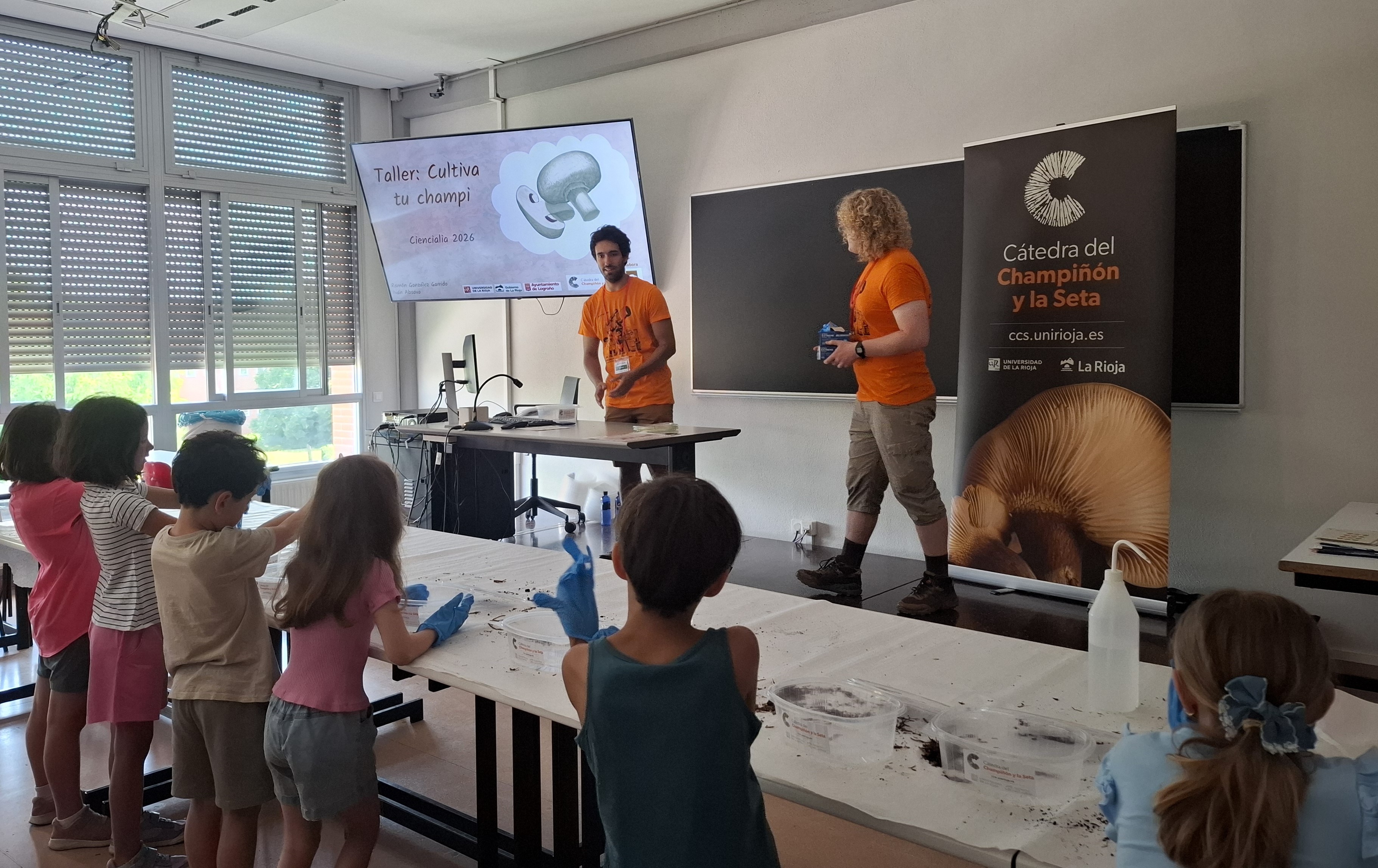 Éxito del taller “Cultiva tu champi” en CIENCIALIA